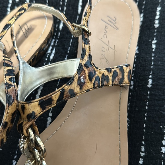 Marc Fisher thong sandal, patent leopard print with gold chain detail, size 10 - Picture 4 of 8
